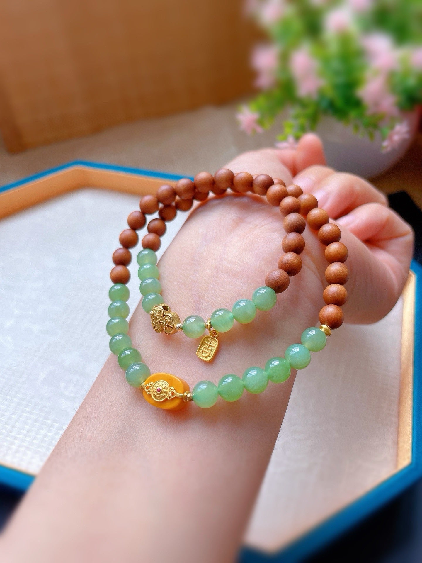 Sandalwood Guardian 【檀影·岁守】